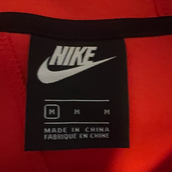 WOAMNS RED NIKE CROPED JACKET - Picture 3 of 3